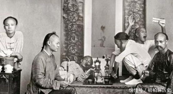 穷人|罕见清末老照片侧躺招客的青楼女子,衣不蔽体的穷人百姓