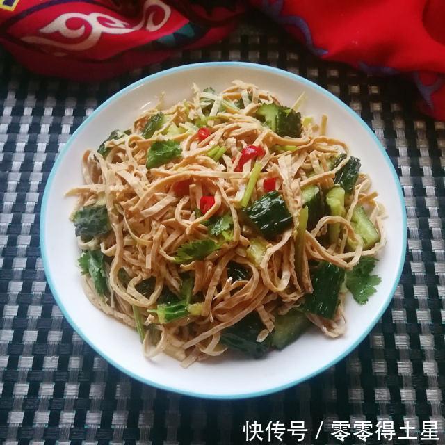 酸辣|小米椒黄瓜拌豆腐丝,酸辣中微麻,秋黄瓜又嫩又脆