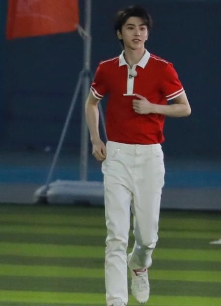  嘉宾|跑男8迎来腿最长嘉宾，baby蔡徐坤不敢和她同框，看清是谁：打扰了