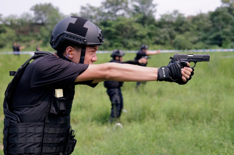 特警队|特警炼成，新人入队！这俩女特警太飒了