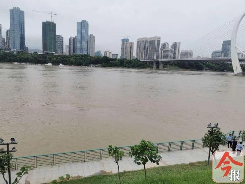  大桥桥底附|广西一男子被发现浮尸河面，身上有刀伤！