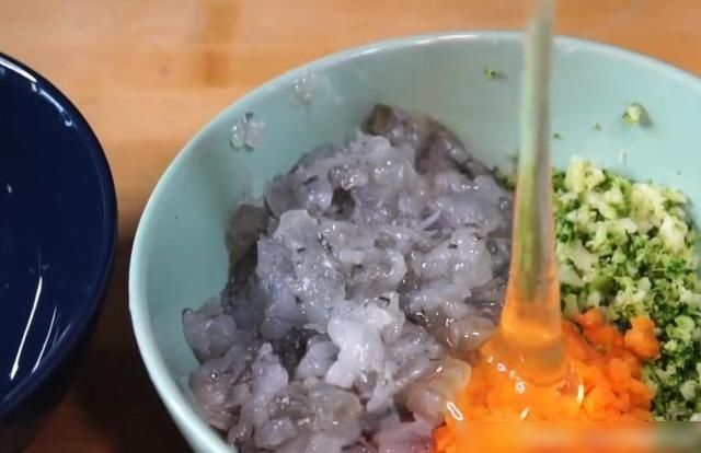  蔬菜|教你做虾仁蔬菜馅饼，有蛋有虾有蔬菜，营养美味又简单！