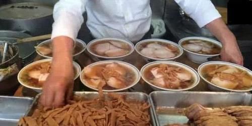 食物|10元1口的面你吃过吗大哥小摊开了12年，食客天天排队还买不到