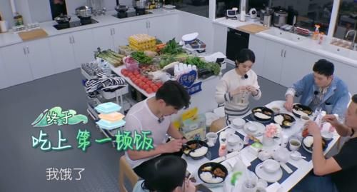  吃饭的时|中餐厅全员吃饭，黄晓明热到脱妆，看清赵丽颖的假睫毛，偶像包袱重