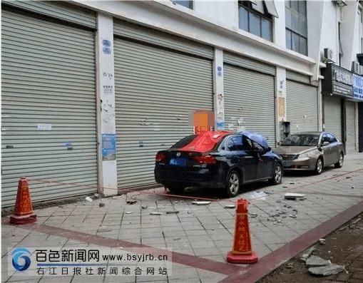  担心|天降惊吓！一小区外墙掉落砸坏多辆车 居民担心会砸到人