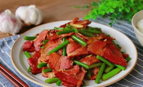  蒜薹炒腊肉|《中餐厅4》张亮做的这道菜，下锅随便一炒真叫香，米饭连扒了3碗