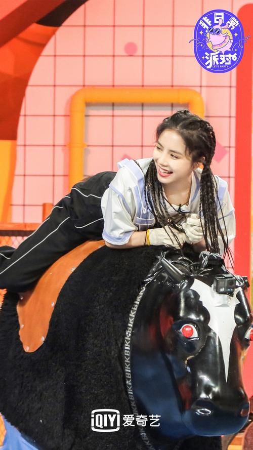  谢可寅|THE9迷惑行为大赏 刘雨昕尝试网兜套头谢可寅解锁倒骑牛