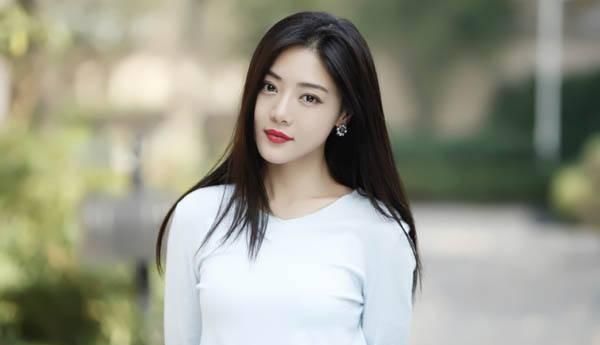  粉丝|被美颜镜头给“坑”了，小姨妈邓家佳晒近照自拍，让粉丝不敢认？