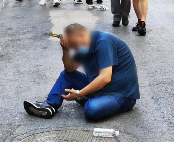  现场|扳手从天而降，直插男子头顶！真是飞来横祸…