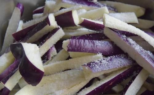 茄子|做肉末茄子,掌握一个技巧,茄子好吃不发黑,还不费油