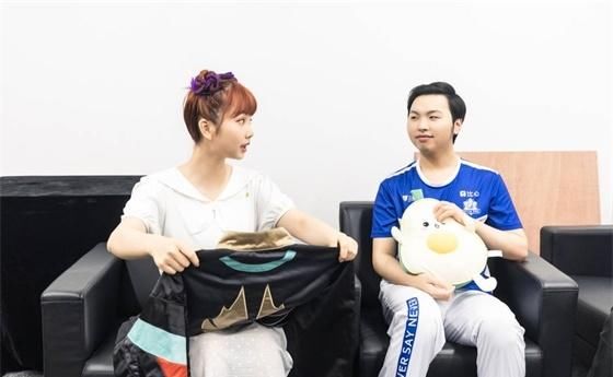  凡世|王者荣耀世冠：创造营少女田京凡世冠赛探班Alan，“兄妹＂终相认