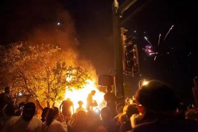  警察|华盛顿再次暴发大规模游行！美股“疯牛”泡沫已现