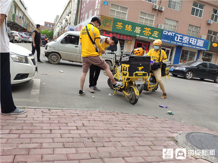 大街|东营区广胜大街外卖骑手与轿车相撞