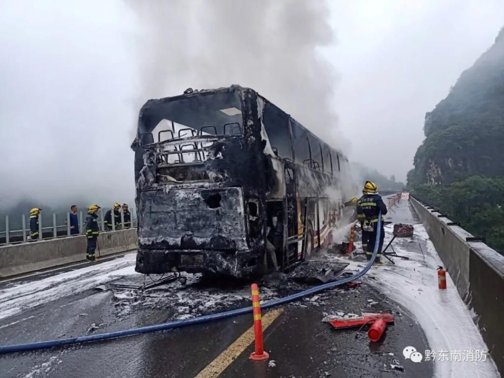  高速|载客52人！大客车贵州高速上突然起火，司机一个动作救了全车人！