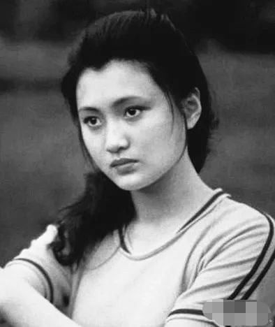  玻璃|曾经绝美容貌遭人嫉妒险被玻璃渣子毁容，如今却自行整成网红脸？