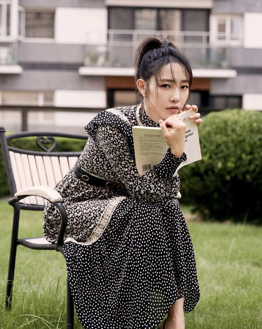 连衣裙|白百何瘦下来真会穿，高领碎花连衣裙配高马尾，气质高级大气