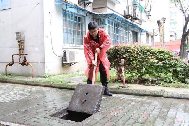 出行|杭州:志愿者加入防汛行动 保障居民出行