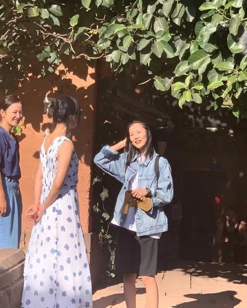  刘雯私服|周迅刘雯变综艺咖 我却种草了她们的“佛系”穿搭