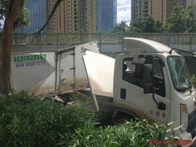  厢式|?厢式货车误闯限高路段，车厢被撕裂开