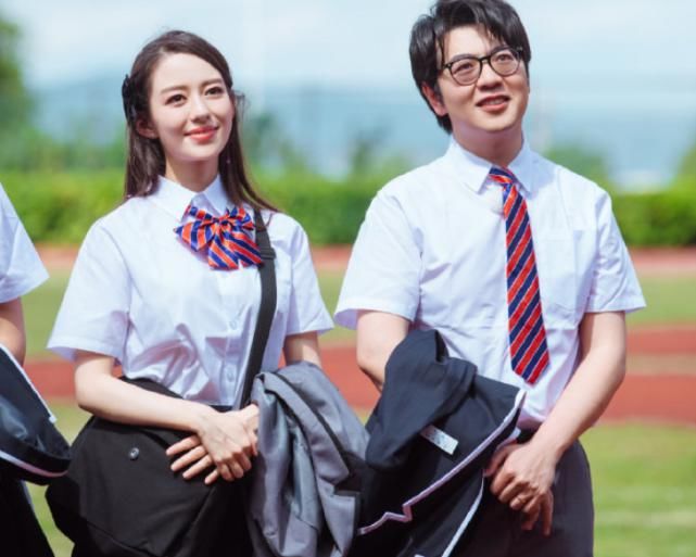  青春|《妻子3》穿学生制服，胡可青春洋溢，我却注意到蔡少芬和吉娜