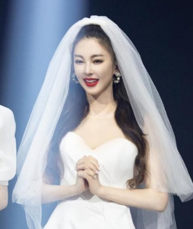  炸裂|姐姐们也太好看了，舞台上争奇斗艳，战斗力太强气场炸裂