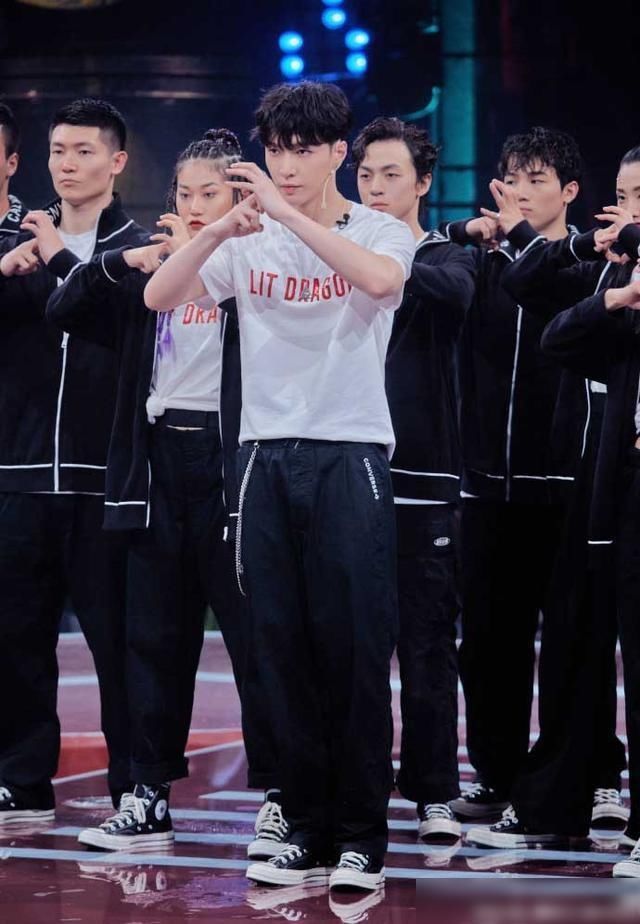  莲花|《这就是街舞》张艺兴莲花水舞台野性爆表