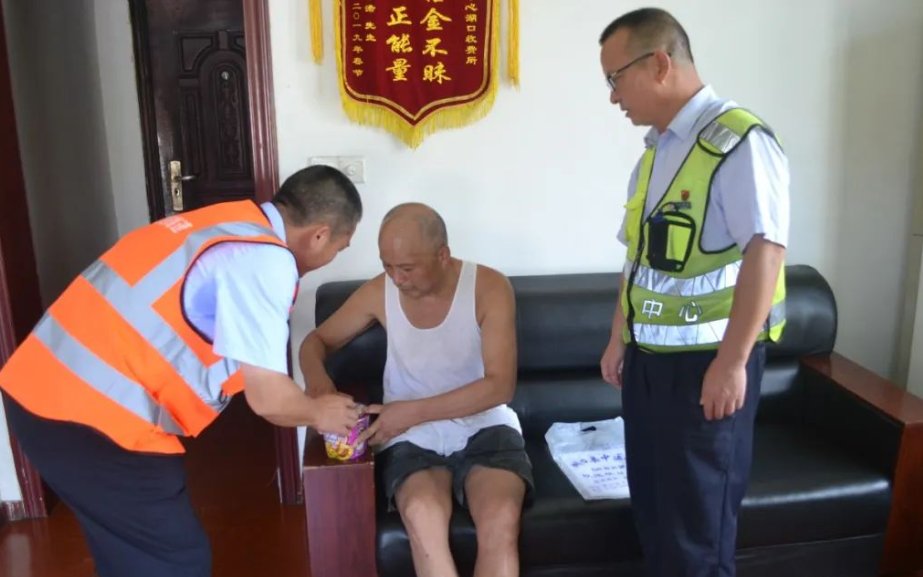  高速|七旬老人欲走上高速，幸好遇见了他们