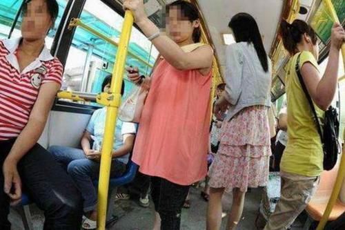 孕妇|“孕妇要尊老爱幼”孕妇被7岁男孩“逼着”让座，乘客真没教养