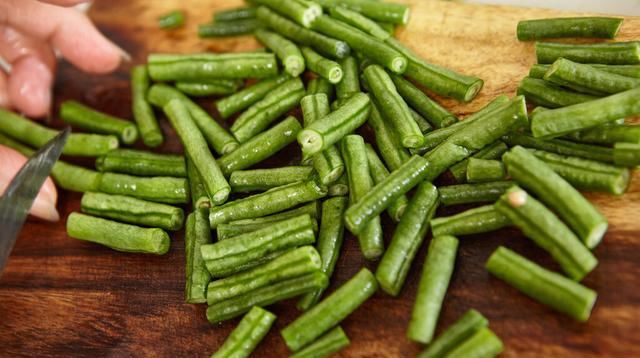  老公|教你一道最简单的蒸菜，蒜蓉蒸豆角出锅，老公工资都要上交