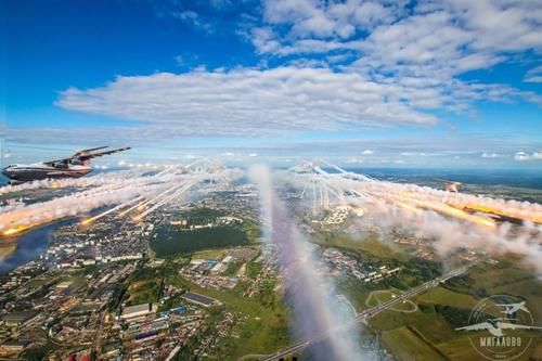  伞兵|庆祝俄罗斯伞兵日，伊尔-76上演礼花秀，它曾弥补了解放军的短板