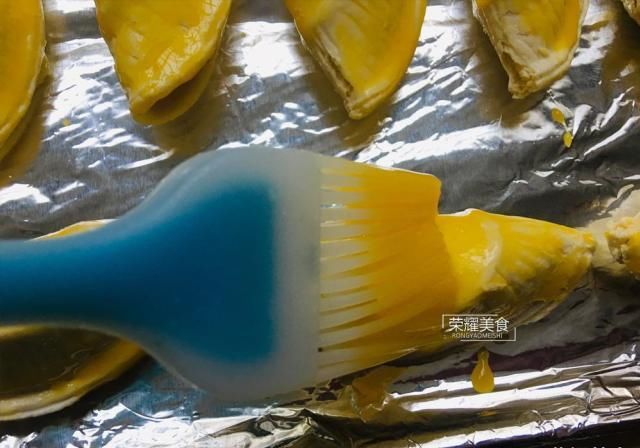  香甜|懒人版榴莲酥做法，实在太简单了，皮焦香酥脆馅香甜，比买的好吃