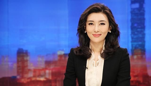  主播|央视主播李红录制花絮曝光，稿子密密麻麻写满字，幕后形象大不同
