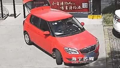  匪夷所思|匪夷所思！前一秒还在倒车，下一秒自己被卷进车底