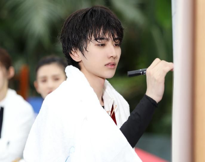  不少人|蔡徐坤《跑男》下水，“脱妆”截图照火了，这脸确定有21岁？