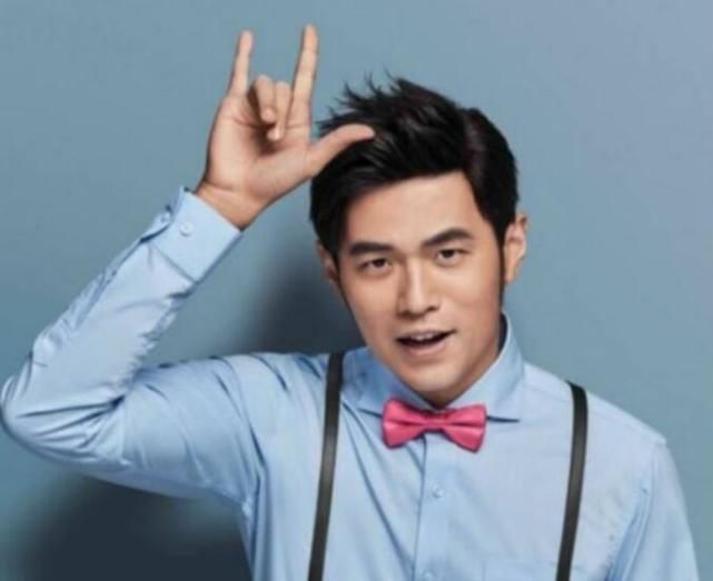  王俊凯|LOL九周年举办明星表演赛，周杰伦的行为引起网友不满，容易招黑