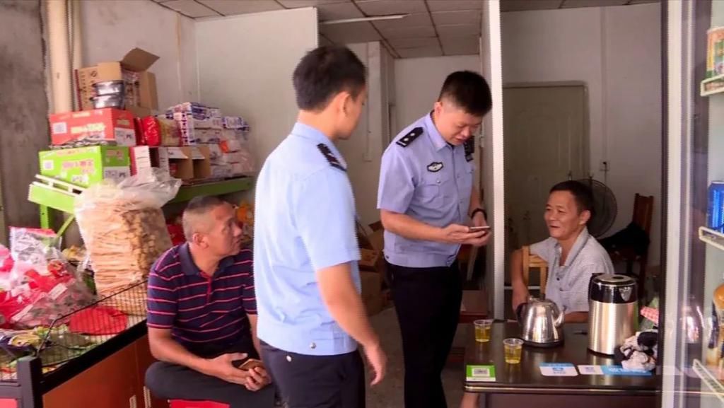 全过程|被蠢哭！“奇葩男”偷盗摄像头，反被监控拍下全过程