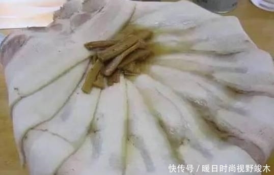 朋友|朋友请吃饭,4个人就点2碗面条,觉得他抠门,面条上桌后尴尬了