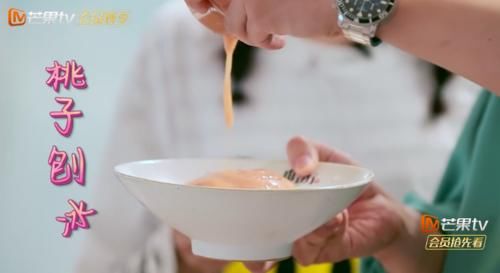  闹笑话|《中餐厅》黄晓明又闹笑话，赵丽颖眼神嫌弃，三次开怼太绝了