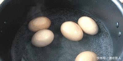 不新鲜|“煮鸡蛋”别只会下锅煮!大厨多加“这一步”,鸡蛋鲜嫩易剥壳