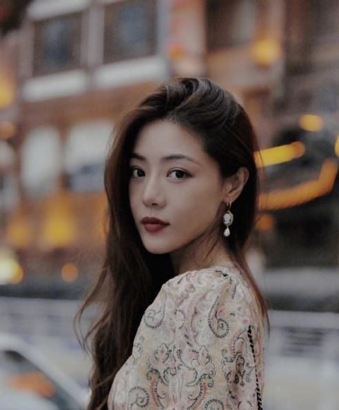  粉丝|被美颜镜头给“坑”了，小姨妈邓家佳晒近照自拍，让粉丝不敢认？