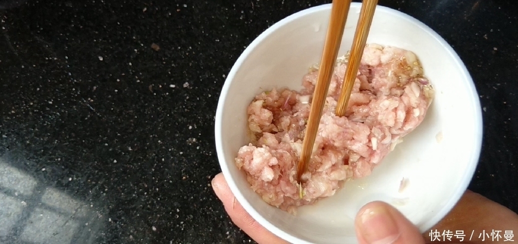 好吃|豆腐中打入2个鸡蛋,没想到这么好吃,鲜嫩味美,上桌汁都不剩