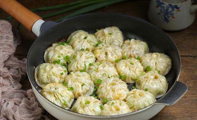 发酵|不揉面不发酵,用饺子皮做水煎包,皮薄馅大倍儿鲜美,当早餐正好