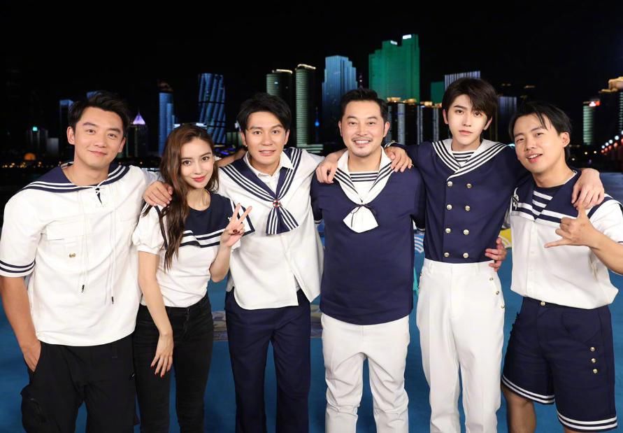  短裙|吴宣仪穿短裙站在蔡徐坤旁边，细看蔡徐坤双手动作，绅士手没错了