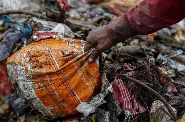  艰难|印度首都医疗废弃物暴增成患 拾荒者冒着染疫风险艰难求生
