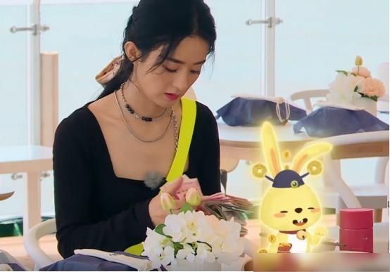  黄晓明|冯绍峰再次出现《中餐厅》，看到赵丽颖的耳饰后，网友：早有预谋