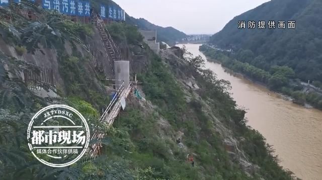  困学生|8名学生被困山崖，离路面有40米，脚边就是滚滚洪水