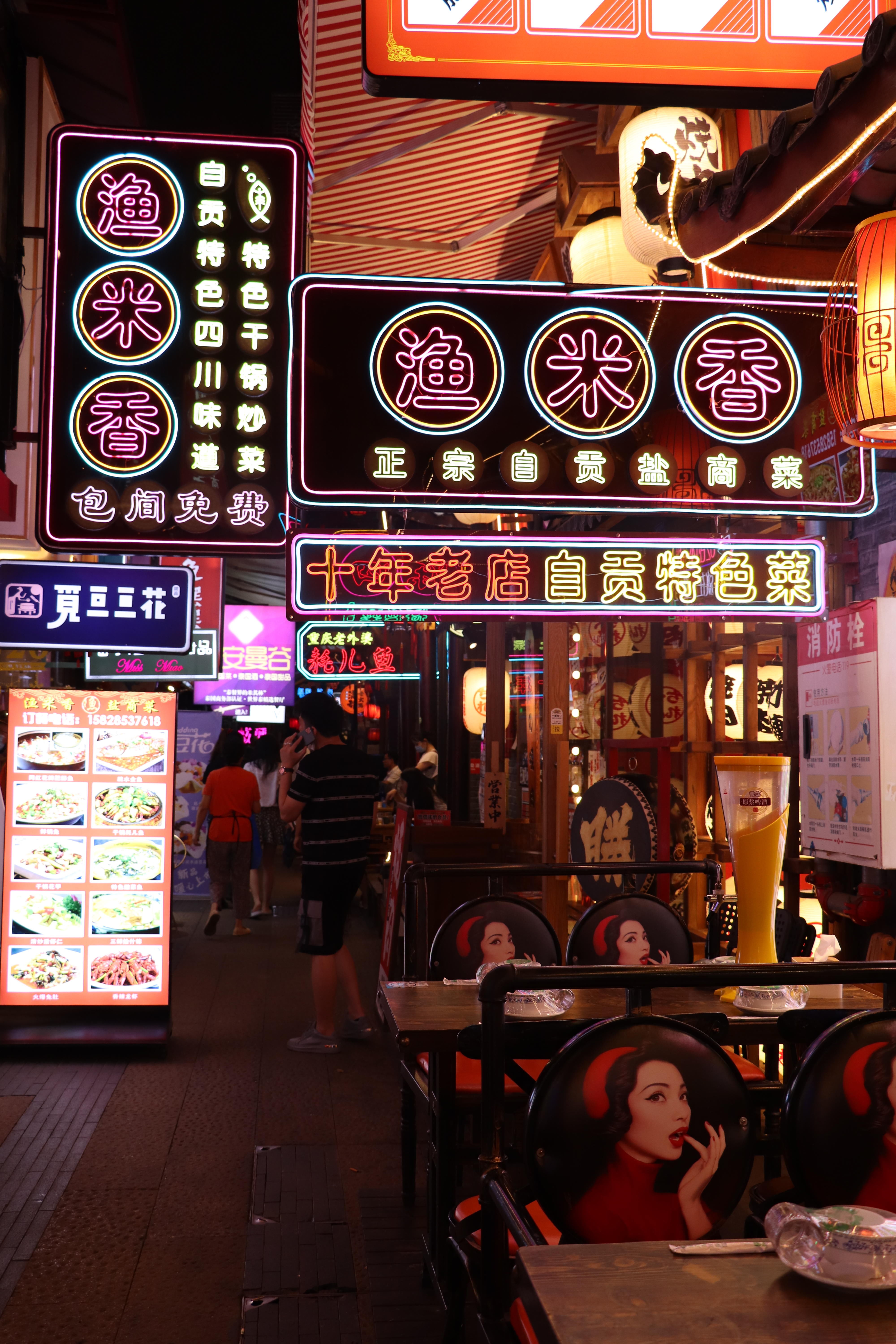 商场里|美食打卡攻略!每一个美食聚集地,都种满了成都人