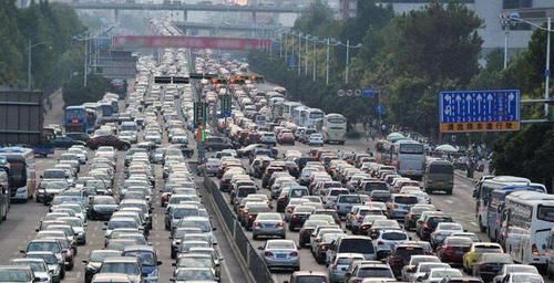  宝马车|雷克萨斯被人撞掉车门，车主痛哭道：我不就吃个早餐嘛