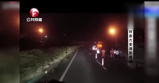  侧翻|事发金寨！大货车侧翻压住轿车三人被困，凌晨展开生死营救…