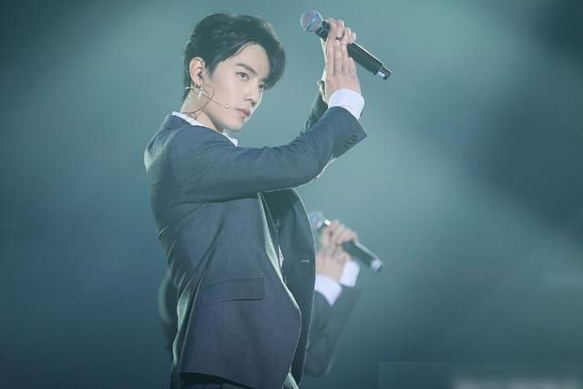  开播|肖战复出时间确定，新综艺10月开播，官宣海报排名却惹粉丝不满